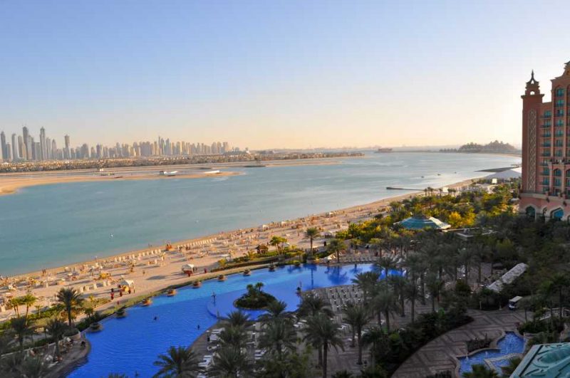 Вид на пляжи из окна отеля Атлантис в Дубае, ОАЭ